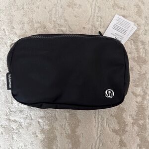 Lululemon Everywhere Belt Bag Small Black NWT – Authentic